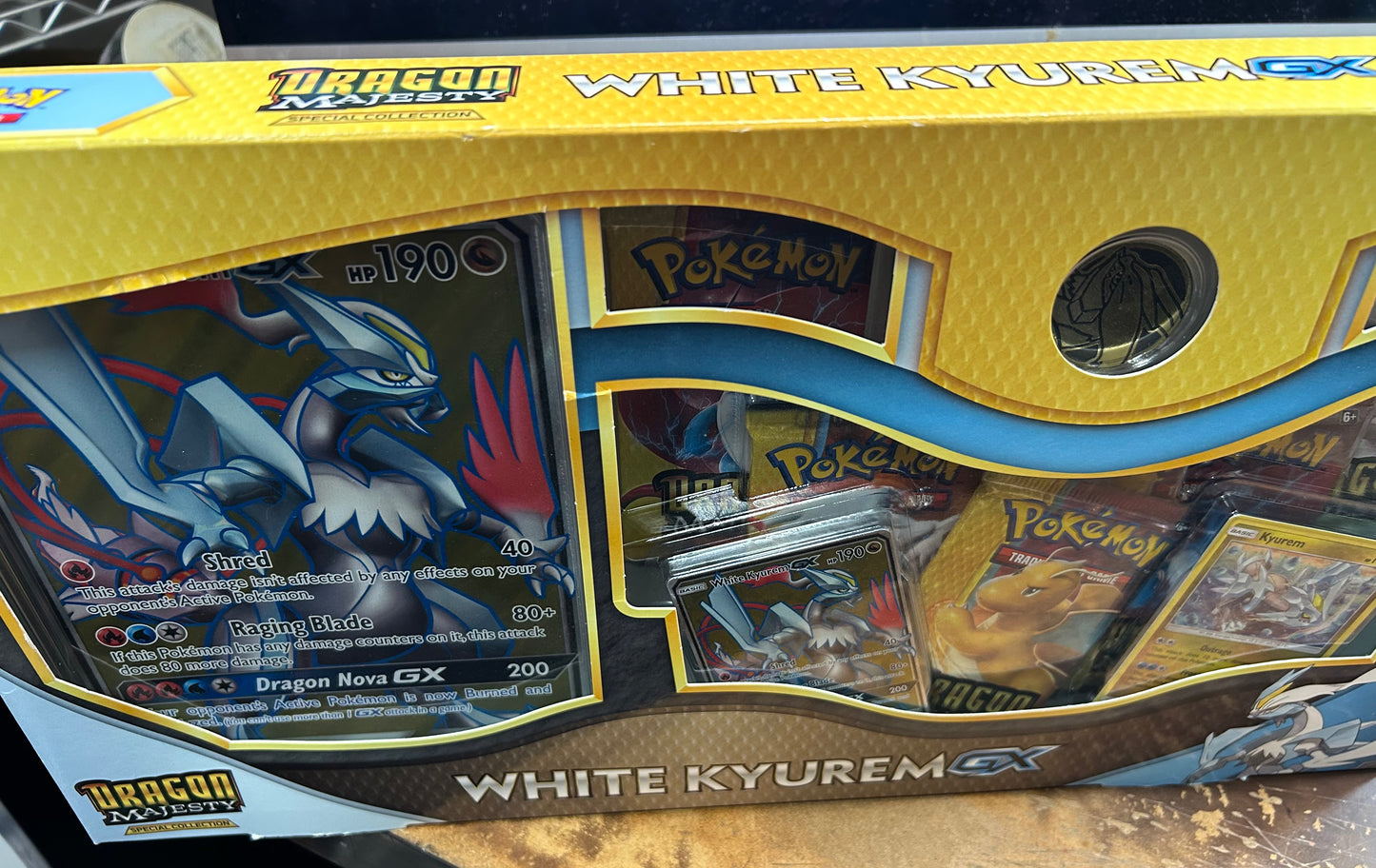 WHITE KYUREM GX BOX. DRAGON MAJESTY 5 PACKS